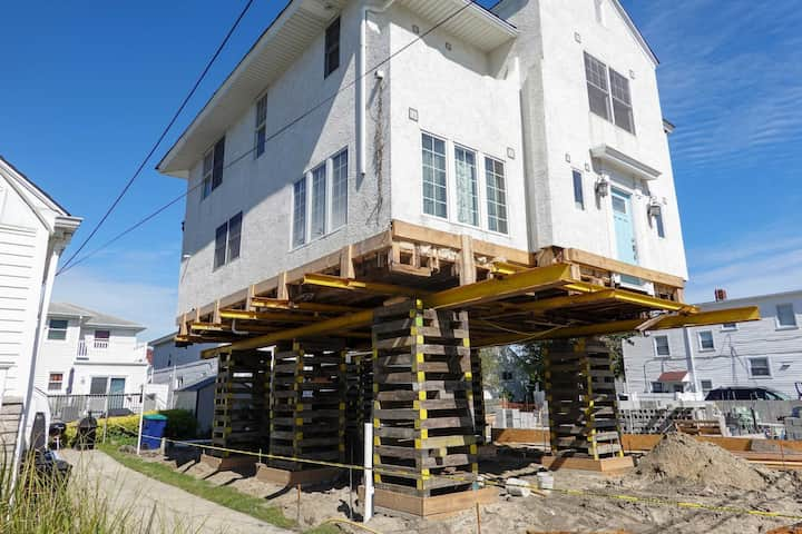 Located in Stockton, California, we are a company that specializes in house lifting, small distance house moving, piles and foundations.